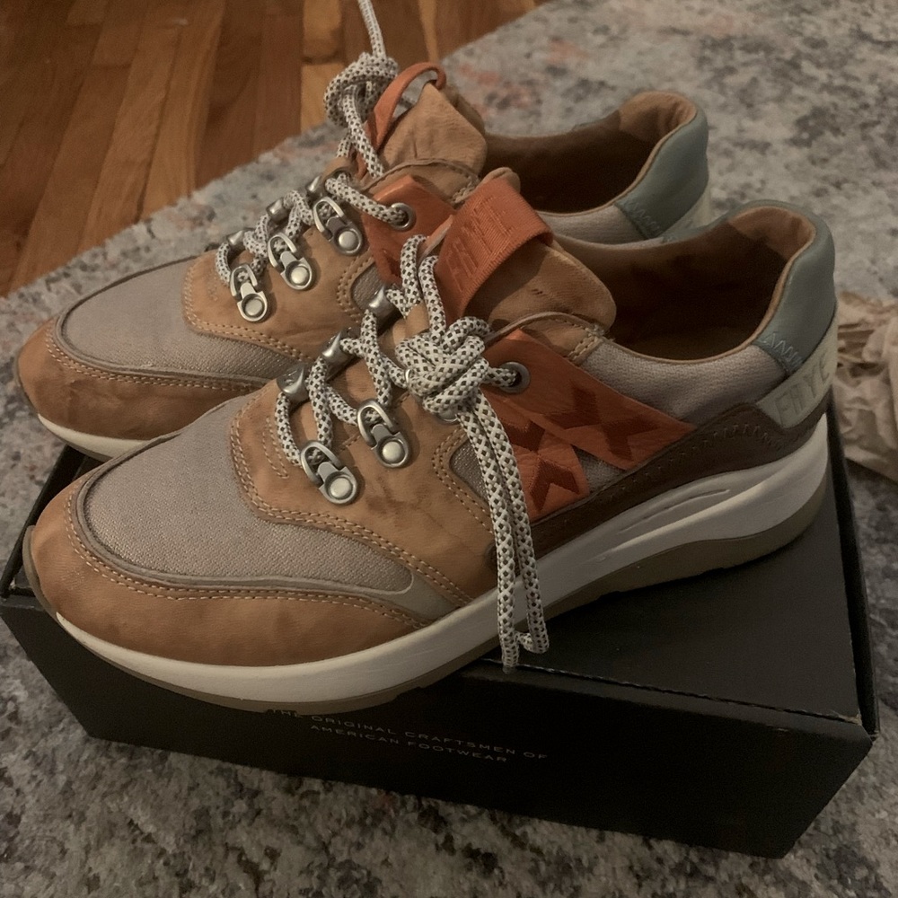 Frye women sneakers size 8.5 new condition leather 100%
